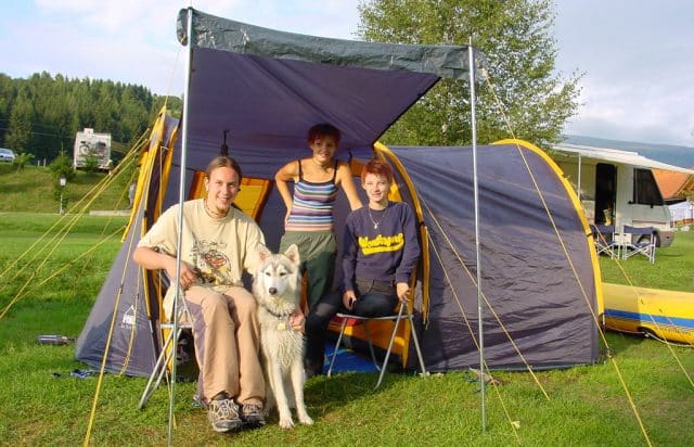 Camping mit Hund vor Zelt